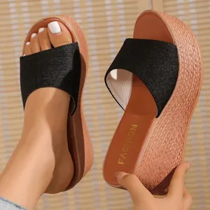 Mules à talon compensé noires pour femmes avec plateforme texturée et bout ouvert