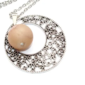 Vintage-Stil hohle runde Filigran-Anhänger-Halskette mit rundem Achat-Stein-Akzent
