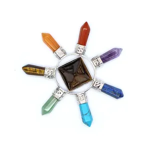Gedetailleerd overzicht van een etnisch kristallen piramide-ornament met zeven chakra-stenen.