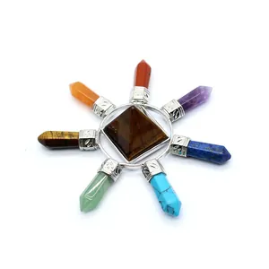 Detailweergave van een chakra kristallen piramide ornament met zeven natuurstenen punten