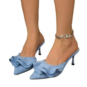 Elegantes mules de punta azul claro con volantes y tacones altos finos para mujer