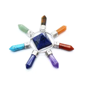 Gedetailleerd overzicht van het 7 chakra kristalrooster met een lapis lazuli piramide.