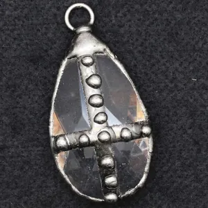 Collana con pendente a scudo crociato vintage con cristallo bianco e finitura argento retro.