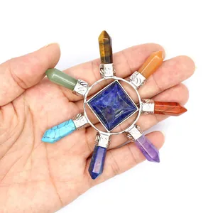 Close-up van een chakra helende kristallen piramide ornament vastgehouden in de hand voor maat