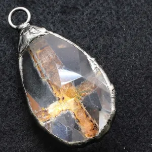 Pendaglio scudo crociato vintage con cristallo bianco sfaccettato e croce interna