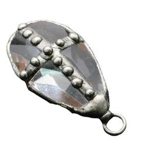 Ciondolo a scudo crociato vintage con cristallo chiaro e finitura argento antico