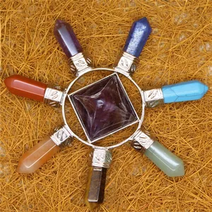 Handgemaakte chakra kristallen piramide met zeven energetische genezende edelstenen