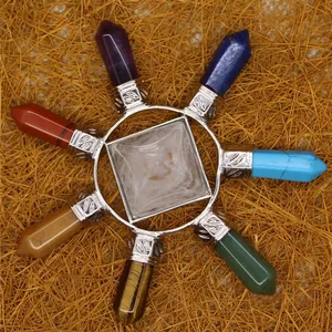 Etnisch helend kristallen piramide-ornament met zeven chakra zeshoekige stenen op stro