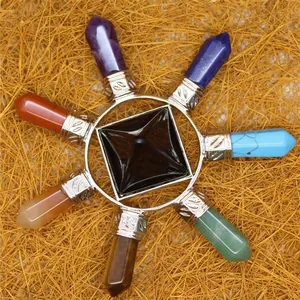 Genezende kristallen piramide ornament met zeven chakra punten voor energiemeditatie