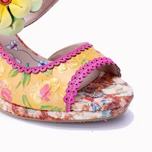 Detailansicht von Vintage-Leder-Sandaletten mit 3D-Blumen und bunt bemalten Details