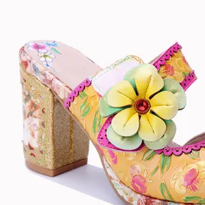 Detail von handgefertigten Vintage-Ledersandalen mit 3D-Blume und Blumenmuster