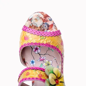 Detailansicht der handgefertigten Leder-Sandale mit bunten Blumenmustern und 3D-Blütendetail.