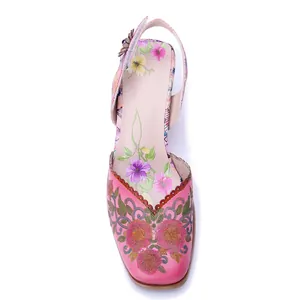Vista superior de sandalia de cuero rosa hecha a mano con bordados florales muy exquisitos