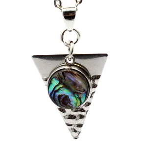 Geometrische Edelstahlkette mit einem dreieckigen Anhänger und natürlicher Abalone Muschel Einlage