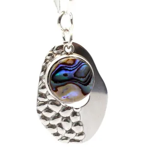 Moderne Edelstahlkette mit Hammerschlag-Textur und Abalone-Muschel-Inlay-Anhänger