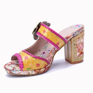 Detailansicht der Vintage-Ledersandale mit Blockabsatz, 3D-Blumen und buntem Blumendruck.