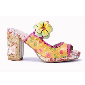 Vintage Leder-Sandalette mit 3D-Blumenakzent und farbenfrohen handgemalten Mustern
