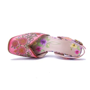 Vista detallada de sandalias vintage de cuero hechas a mano con flores y tacón ancho.