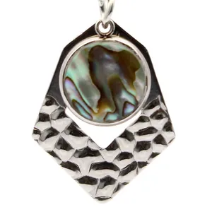 Moderner geometrischer Edelstahl-Anhänger an Halskette mit eingelegter runder Abalone-Muschel.