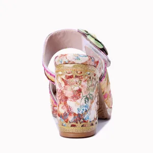 Rückansicht eines handbemalten Leder-Sandaletten mit Vintage-Blumenmuster und Absatz