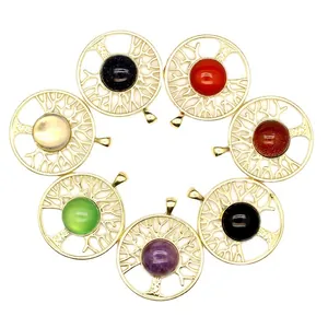 Pendentifs Arbre de Vie avec pierres précieuses et monture circulaire dorée 24 carats.
