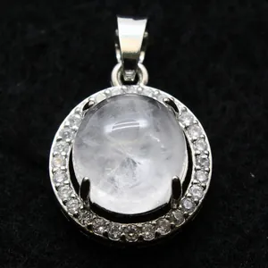 Élégant pendentif ovale en cristal clair entouré de nombreux petits strass brillants
