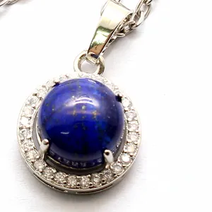 Élégant petit collier avec pendentif circulaire en lapis-lazuli et halo de strass en cristal