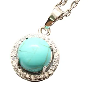 Élégant collier avec pendentif turquoise et halo de strass brillants pour femmes