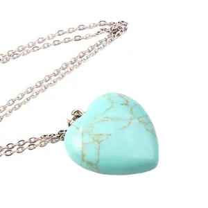 Elegante collana minimalista con ciondolo a forma di cuore in pietra blu e catena d'argento