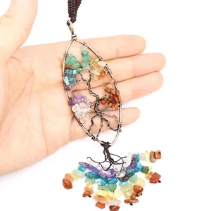 Detalle de adorno colgante del árbol de la vida de cobre hecho a mano con cristales coloridos