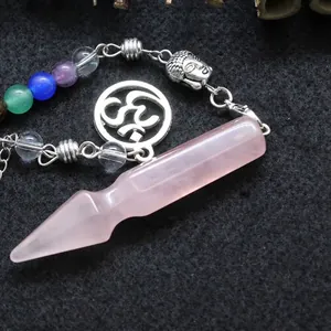 Péndulo de cristal de cuarzo rosa con siete cuentas de chakra y cadena con dije Om plateado
