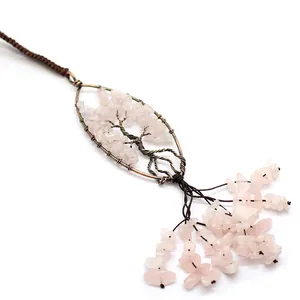Detalle del colgante de coche árbol de la vida en bronce con cuarzo rosa natural