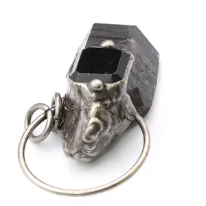Colgante único de cristal de cuarzo ahumado con piedra negra y engaste de plata rústica