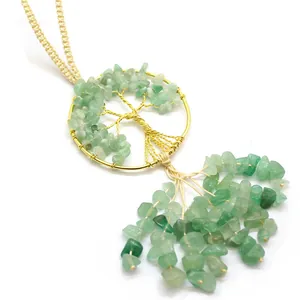 Primer plano del adorno colgante árbol de la vida con trozos de cristal verde y oro