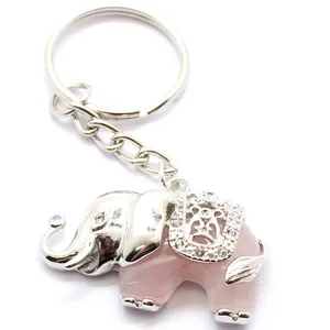 Charmante roze kristallen olifant sleutelhanger met sierlijke zilverkleurige details
