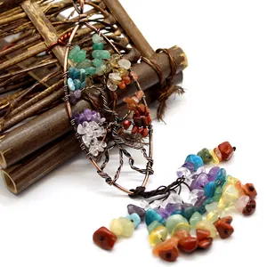 Detalle del colgante para coche árbol de la vida en cobre con piedras preciosas de colores.