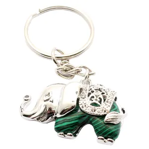 Decoratieve zilveren olifant sleutelhanger met groen malachiet patroon en kristallen zadel detail