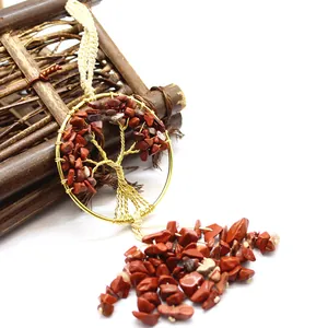 Detalle de colgante Árbol de la Vida hecho a mano para coche con jaspe rojo natural.