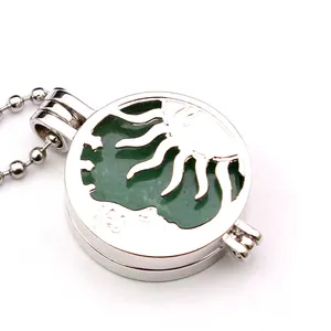 Minimalistische ketting met hol gesneden zon en maan hanger en groene kristallen steen