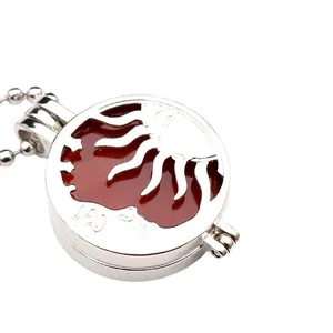 Zilverkleurige holle zon medaillon hanger ketting met stijlvol aromatherapie design.