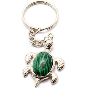 Elegante portachiavi a tartaruga d'argento con un ciondolo ovale in malachite