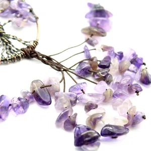 Detailansicht eines Amethyst-Naturstein-Anhängers mit Lebensbaum-Drahtwicklung