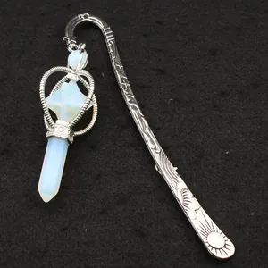 Detalle de un marcapáginas vintage de metal con colgante de cristal Merkaba de opale
