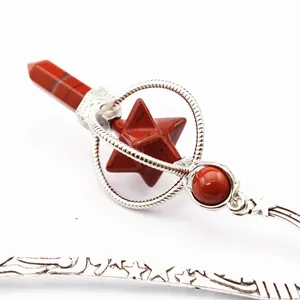 Detalle de cristal merkaba de jaspe rojo en un marcador de metal plateado grabado.