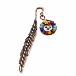 Marcapáginas vintage con forma de pluma de bronce y cuentas de cristal en espiral