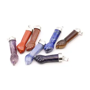 Macro-weergave van diverse handvormige hangers van natuursteen met zilveren kapjes