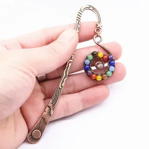 Primer plano de marcapáginas de bronce vintage con piedras de chakra color