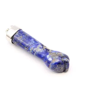 Detailweergave van een palmvormige lapis lazuli hanger met natuurlijke gouden vlekjes.
