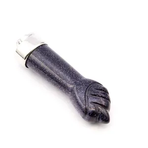 Detail van een blauwe goudsteen Figa hand hanger met gepolijste zilveren kap