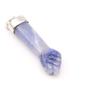 Detailweergave van een vuistvormige blauwe natuurstenen hanger met zilveren oogje.